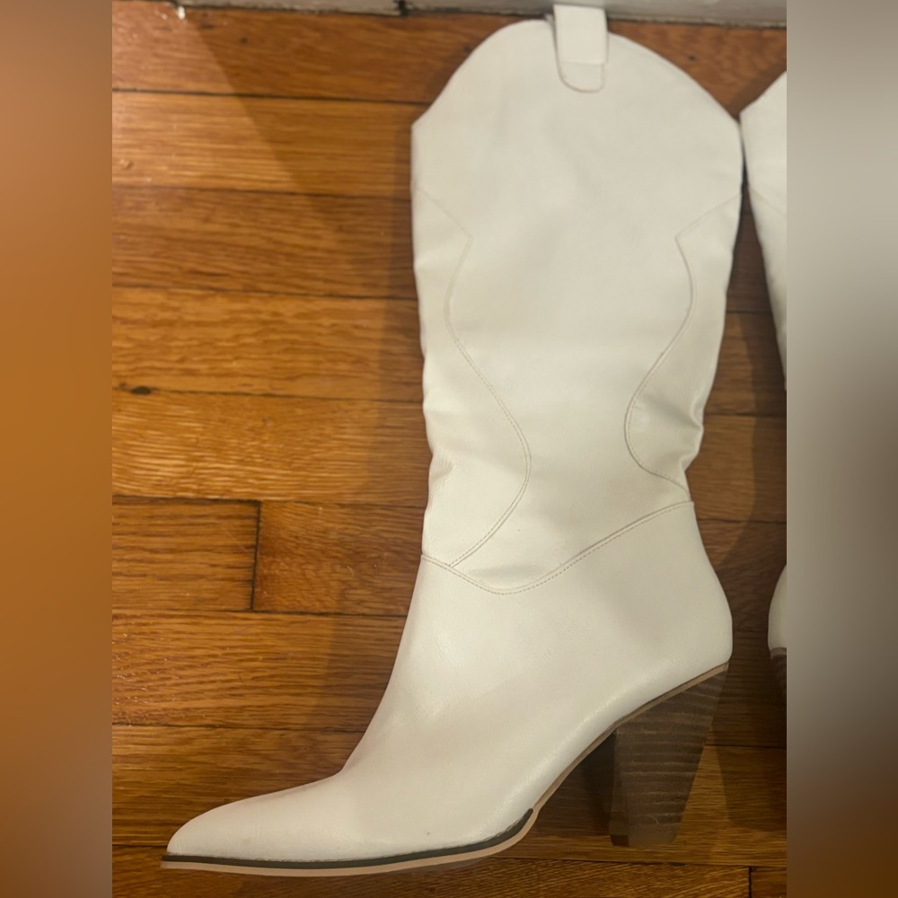 NEW VICI white heeled boots